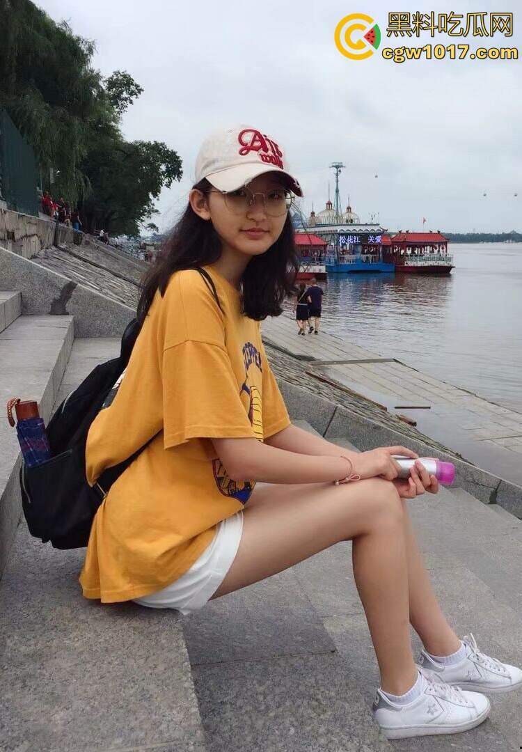 瓜友投稿:一顿海底捞+一场电影成功拿下高二眼镜妹!嫩穴紧的差点夹爆鸡儿,可惜居然不是处了!