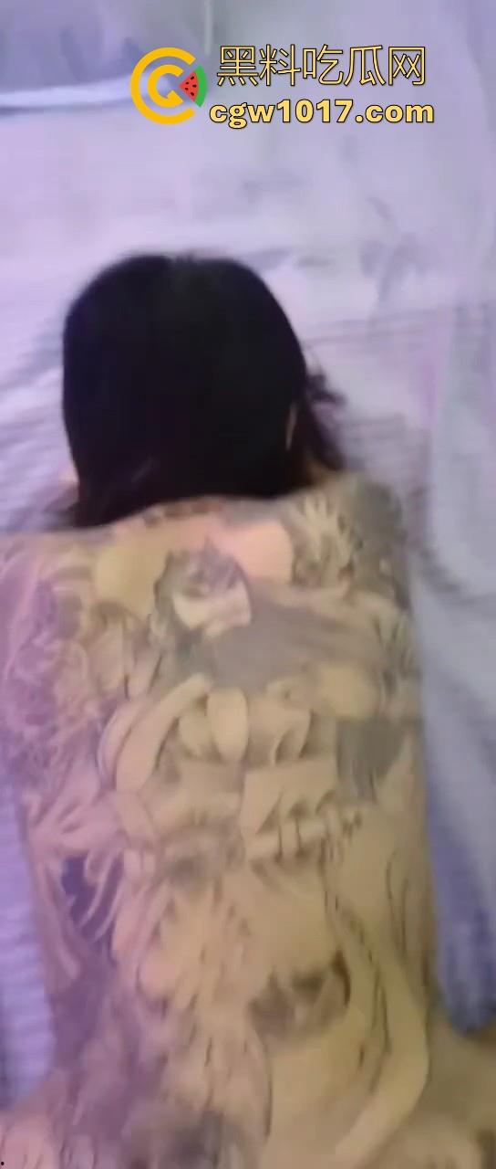 后入大满背是什么感觉？只能说看着哪背部的关公真是越操越有力气，仿佛有种魔力，根本停不下来！