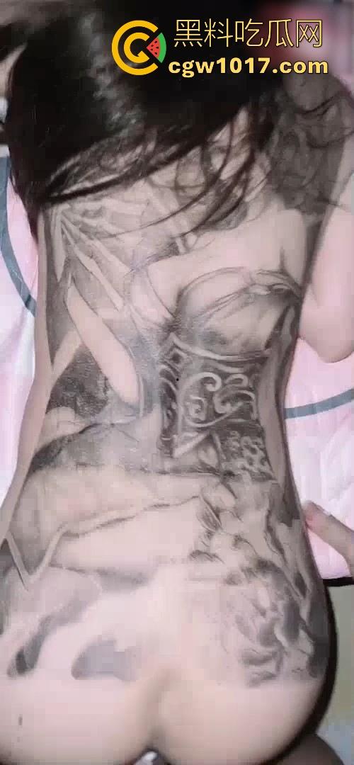 后入大满背是什么感觉？只能说看着哪背部的关公真是越操越有力气，仿佛有种魔力，根本停不下来！