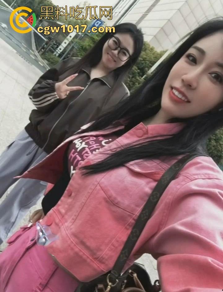 真实上海高颜值母女双飞侍奉一夫,剧情反成现实,母女双双沦为他人母狗,面对双肥臀夹击很难不爱!