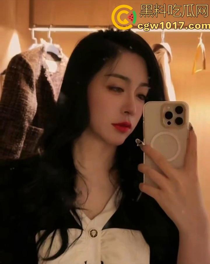 真实上海高颜值母女双飞侍奉一夫,剧情反成现实,母女双双沦为他人母狗,面对双肥臀夹击很难不爱!