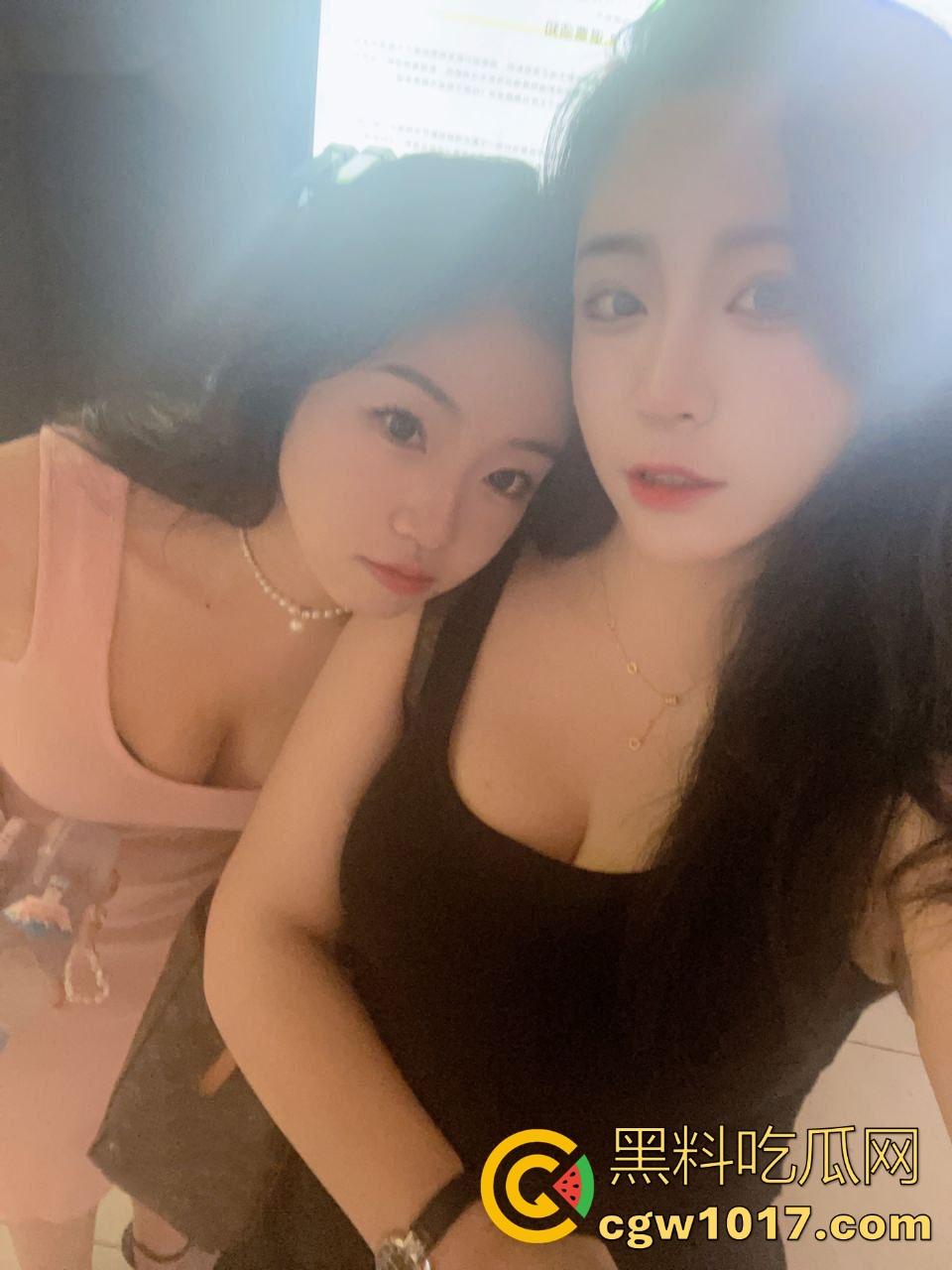 真实上海高颜值母女双飞侍奉一夫,剧情反成现实,母女双双沦为他人母狗,面对双肥臀夹击很难不爱!