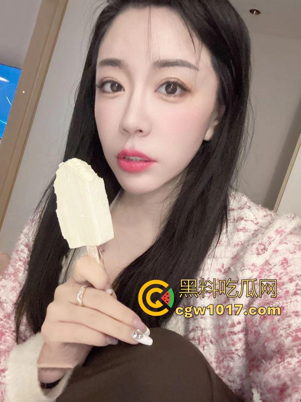 真实上海高颜值母女双飞侍奉一夫,剧情反成现实,母女双双沦为他人母狗,面对双肥臀夹击很难不爱!