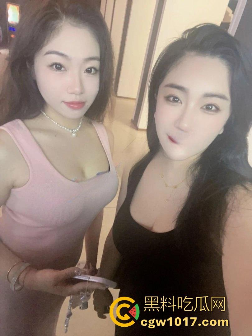 真实上海高颜值母女双飞侍奉一夫,剧情反成现实,母女双双沦为他人母狗,面对双肥臀夹击很难不爱!