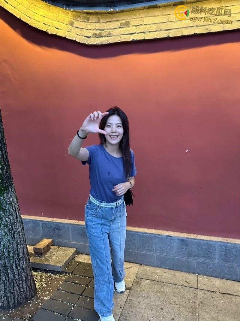 银行柜员【胡洁】,与领导酒店偷情被老公抓包,主动掰开小穴任由玩弄,不想戴套被强塞口中,淫荡娇喘反差十足!