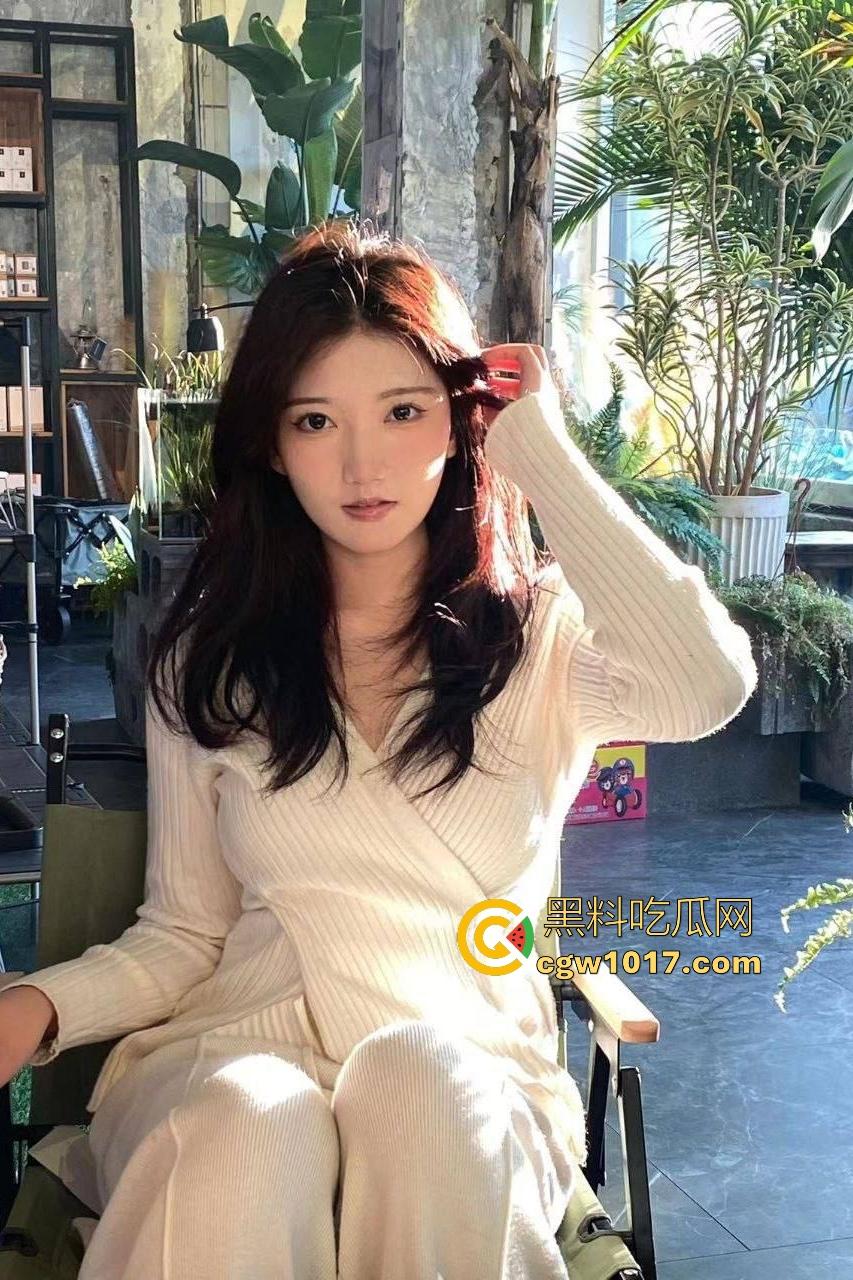 天津美院萝莉【祝艳玲】三洞全开！小网红兼职外围被前男友实锤，边口交边自慰，白屁股被操成苹果臀！