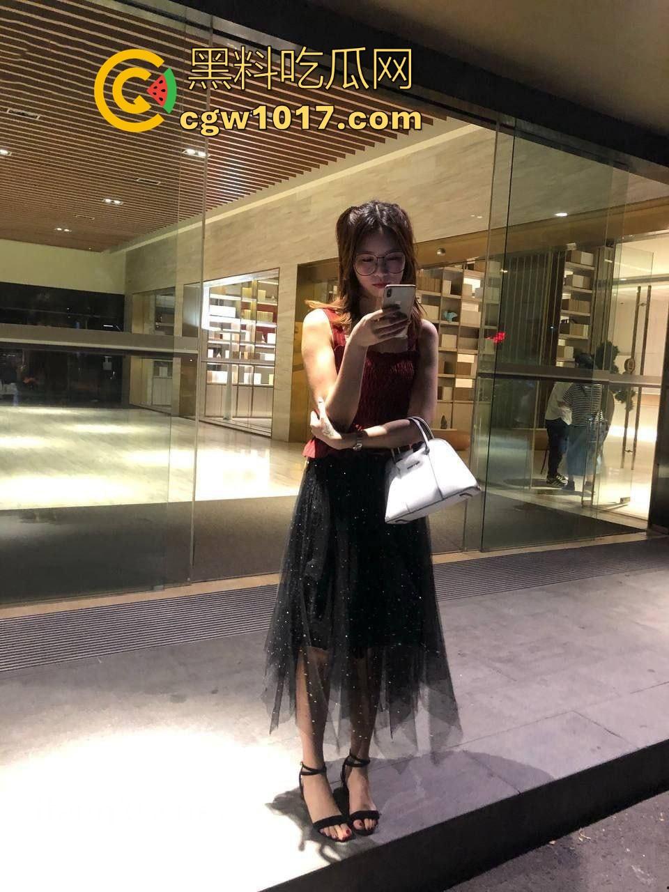 你的的御姐不过是金主的母狗，骚穴夹着鸡巴不断被操，各种淫荡姿势反差，只有你想到没有母狗做不到的！