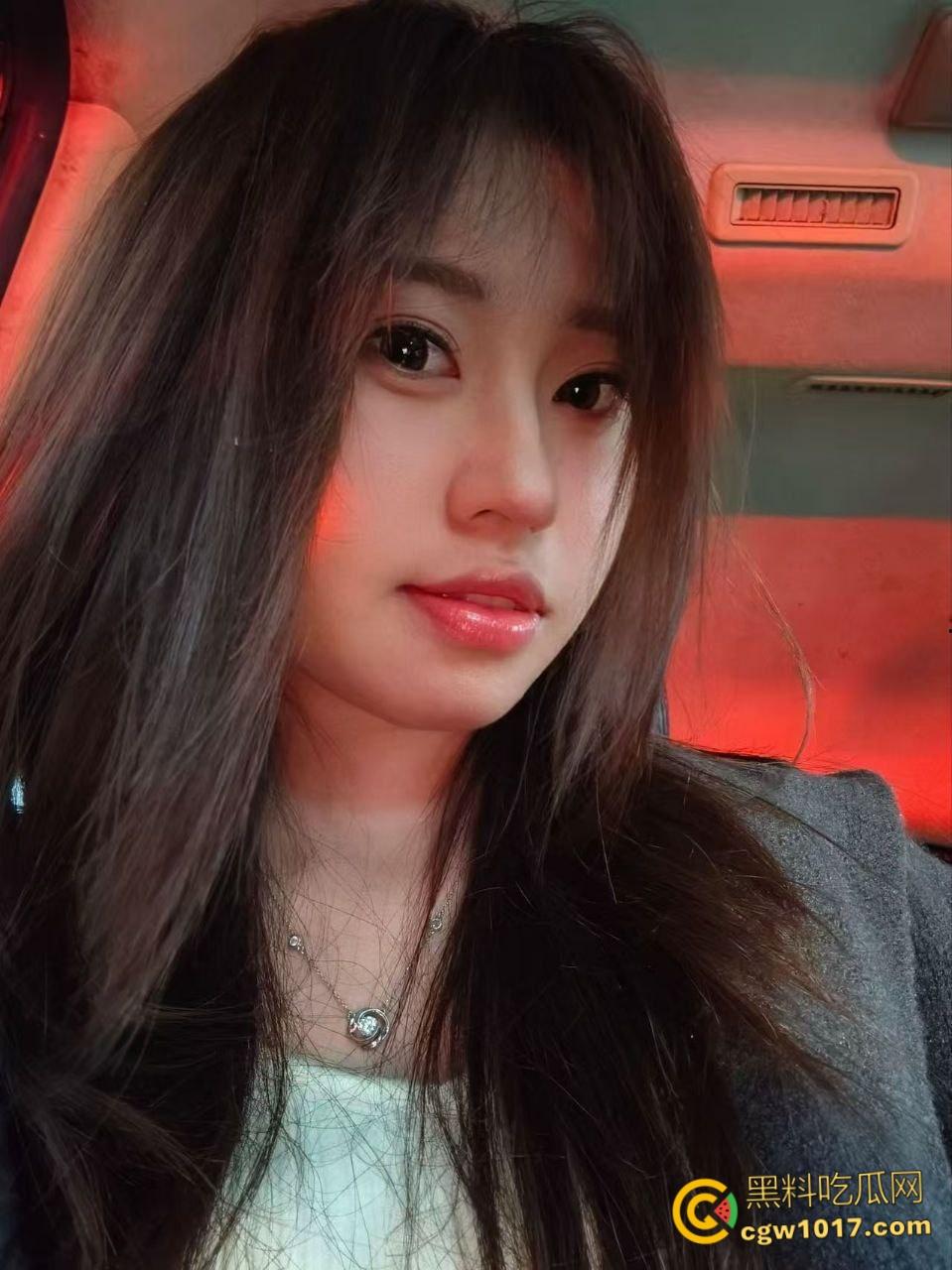 沈阳小母狗【李思琴】,与炮友约炮偷情,户外露出激情十足,深喉口交挑逗不断,粉嫩白虎被无套爆操 !