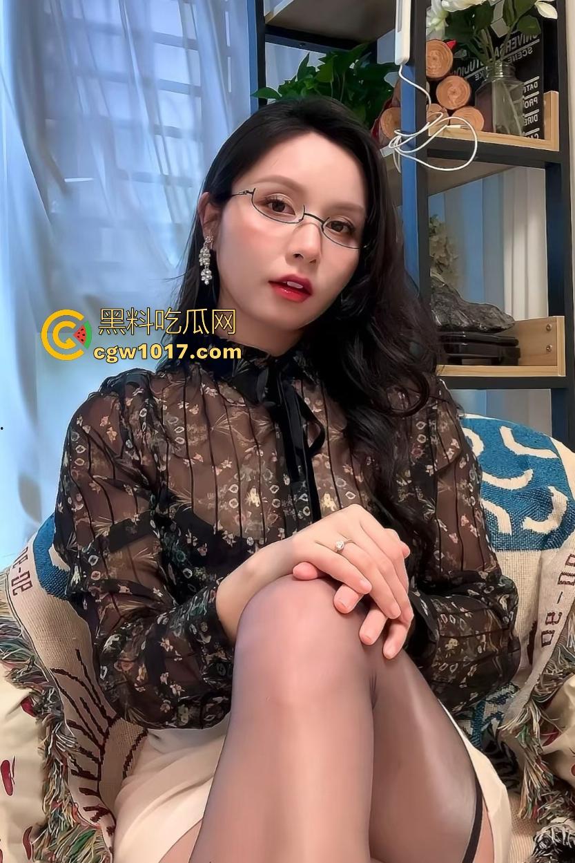 人妻轻熟女【历成慧】黑丝勒紧肥逼,被巨肉棒调教,女上位视觉效果拉满,被内射还要扒开让精液流出来!