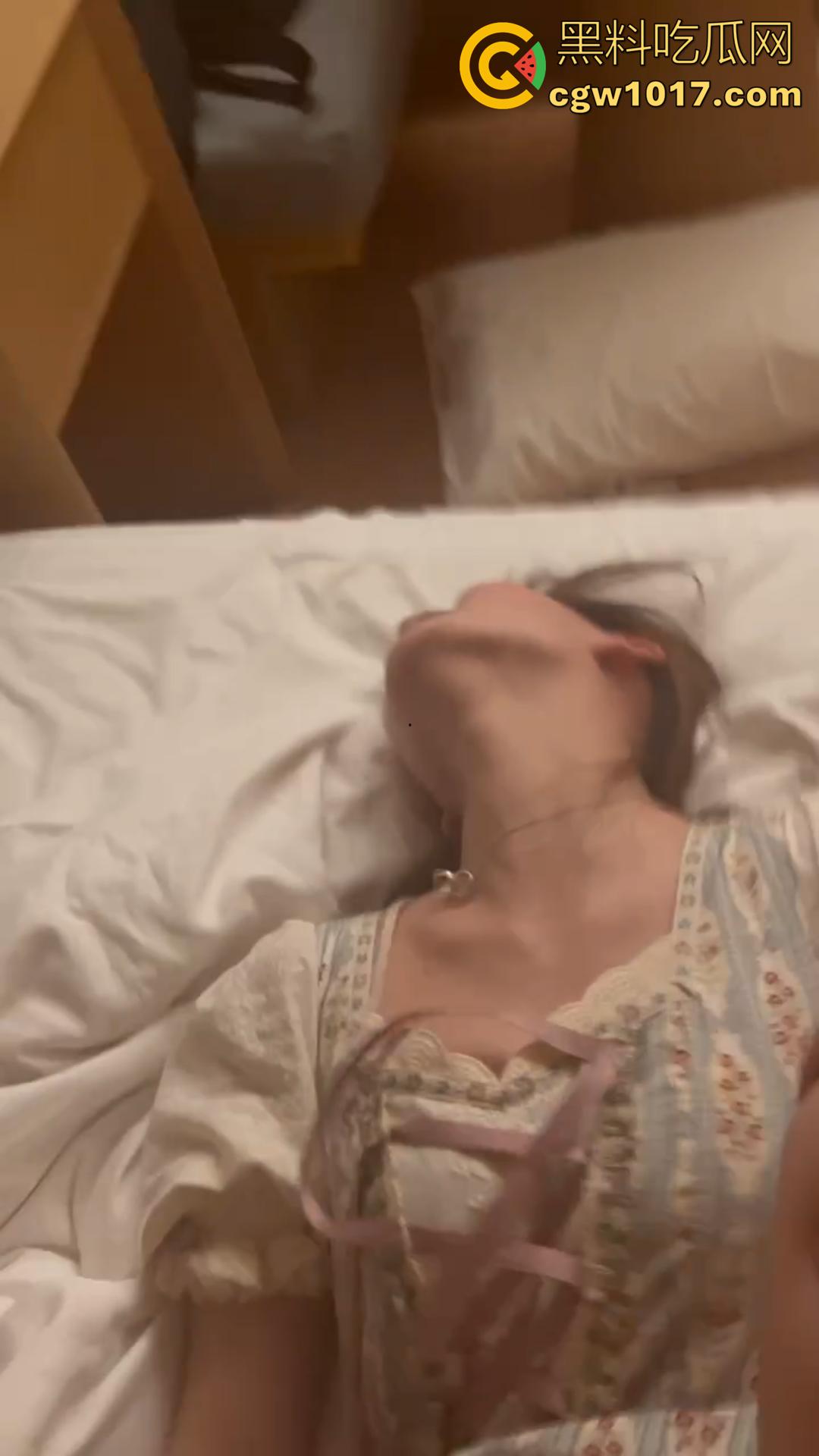 瓜友实名爆料前女友【曹梦菲】最喜欢穿JK 洛丽塔 虽然外表软萌，但是叫床声太骚了让人听了就想射 还喜欢被颜射洗脸！