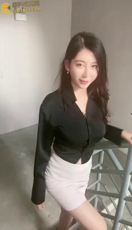 抖音巨乳网红【李雅】,趁着醉酒的闺蜜强推闺蜜老公,主动脱衣口交深喉,闺蜜醒来后十分眼红,为了大屌争宠 !