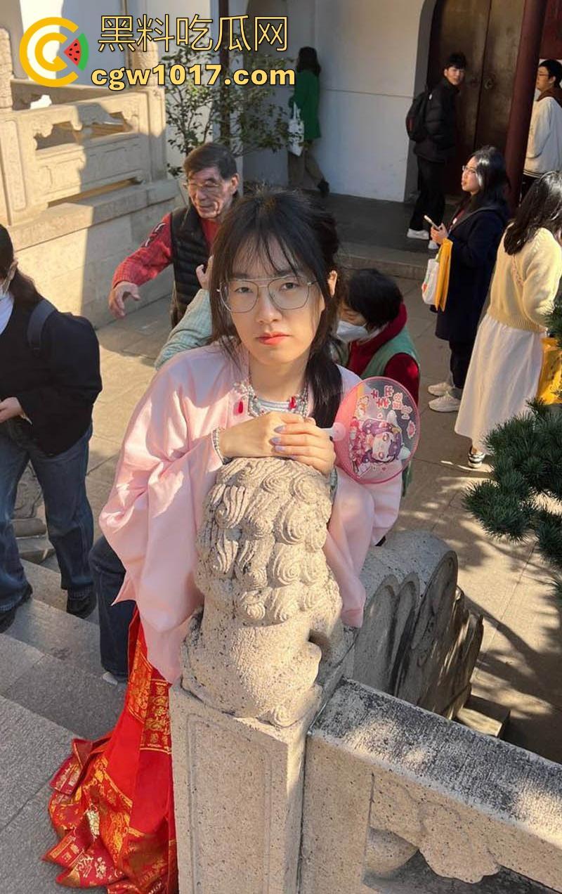 含屌玩手机还不够，还得边干边用跳蛋狂震嫩穴！长沙科技学院骚逼母狗【蒋恩彤】性爱表演曝光，鉴定骚货一枚！