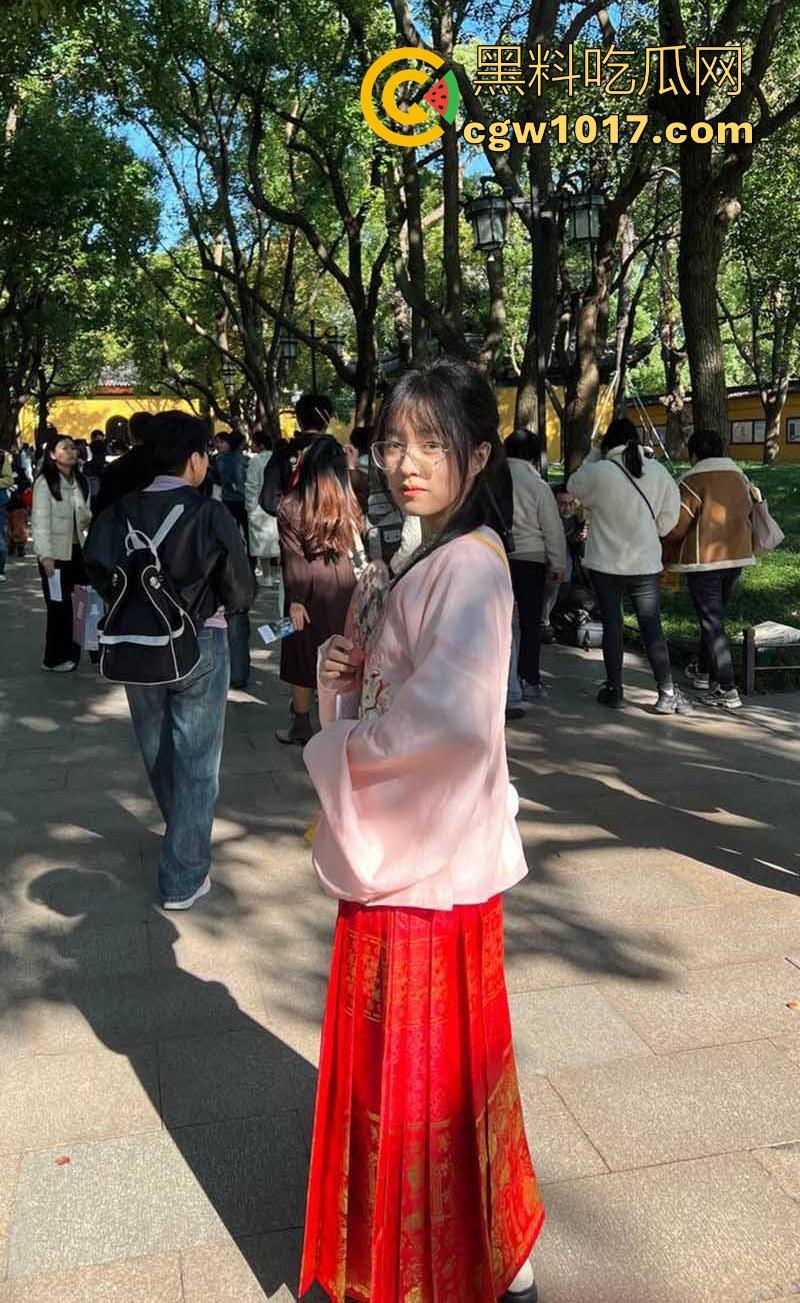 含屌玩手机还不够,还得边干边用跳蛋狂震嫩穴!长沙科技学院骚逼母狗【蒋恩彤】性爱表演曝光,鉴定骚货一枚!