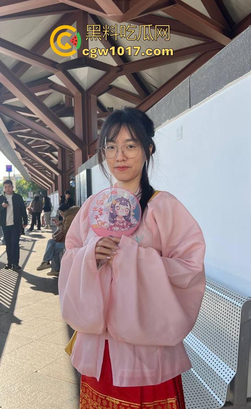 含屌玩手机还不够,还得边干边用跳蛋狂震嫩穴!长沙科技学院骚逼母狗【蒋恩彤】性爱表演曝光,鉴定骚货一枚!