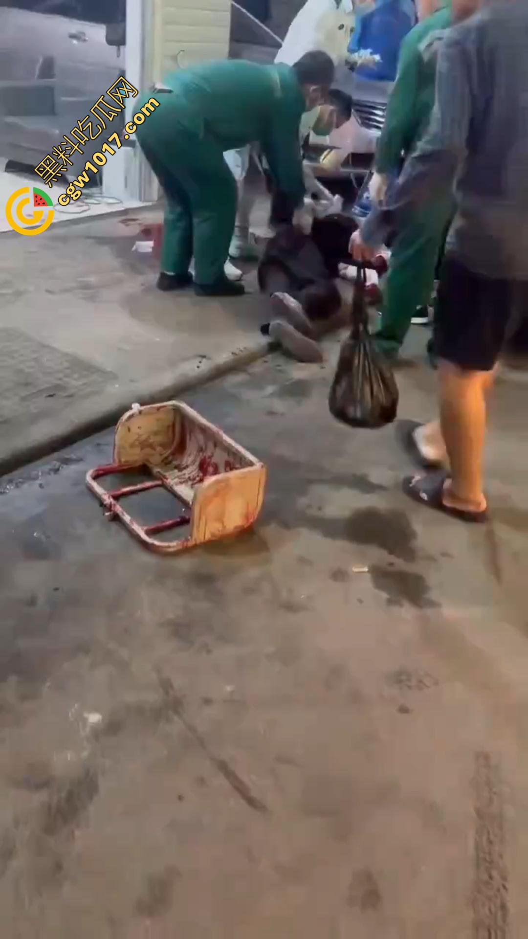 广西南宁骇人惨案!外卖骑手与商家发生口角 被其持刀疯砍当场死亡 现场血流成河毛骨悚然!