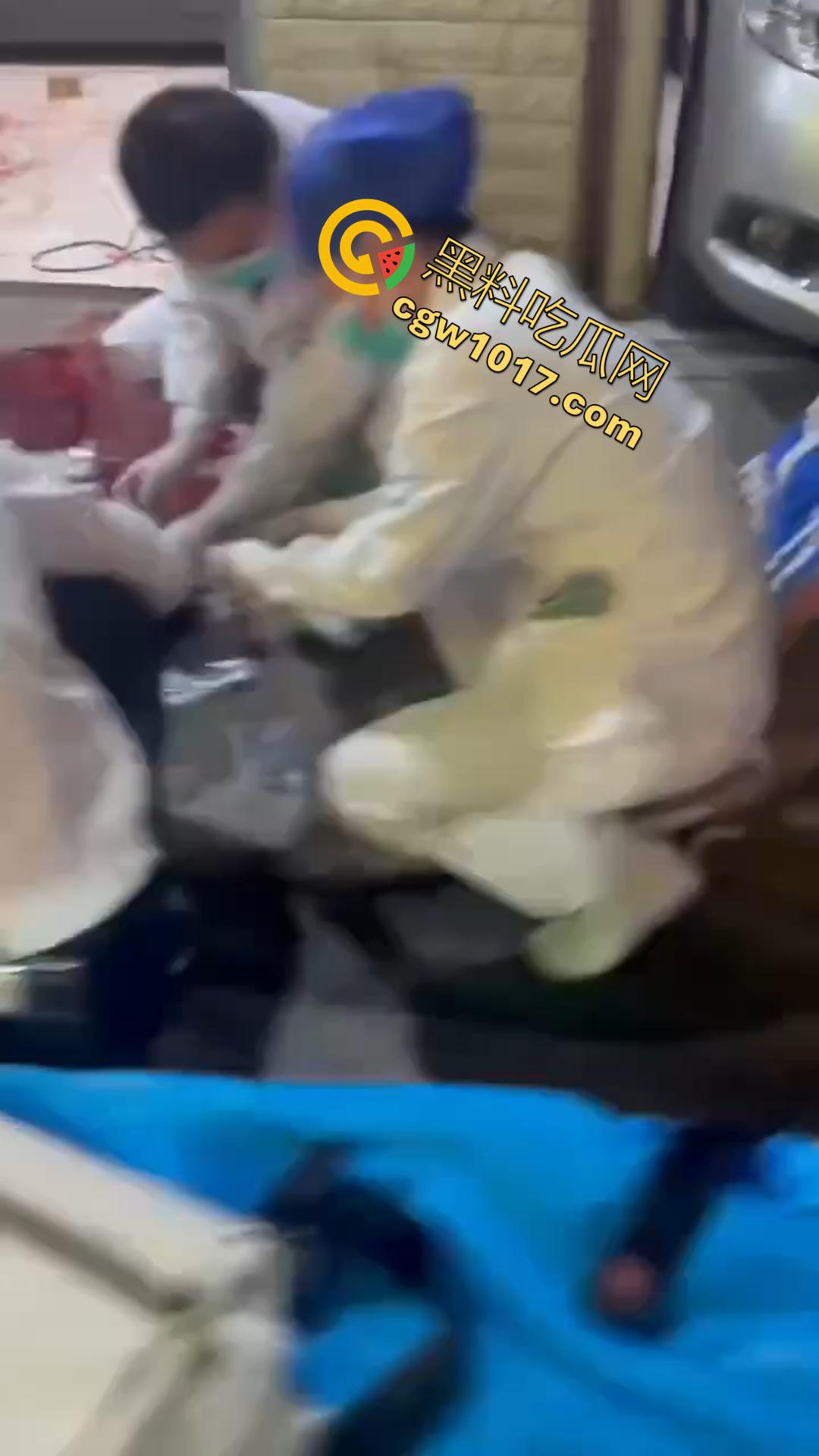 广西南宁骇人惨案!外卖骑手与商家发生口角 被其持刀疯砍当场死亡 现场血流成河毛骨悚然!