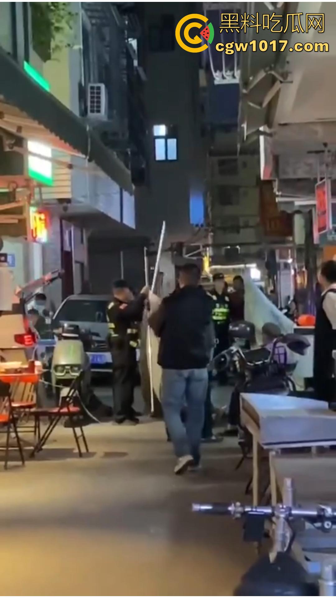 广西南宁骇人惨案!外卖骑手与商家发生口角 被其持刀疯砍当场死亡 现场血流成河毛骨悚然!