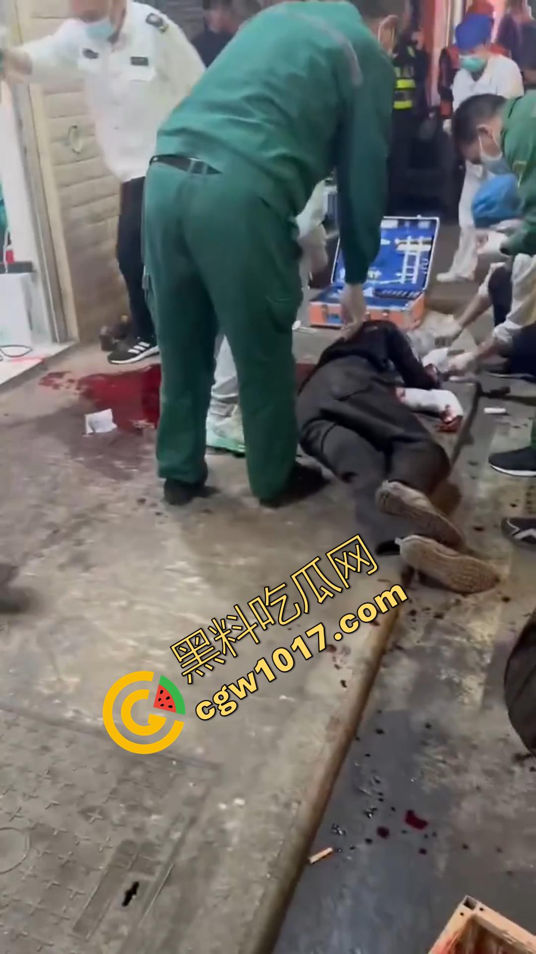 广西南宁骇人惨案!外卖骑手与商家发生口角 被其持刀疯砍当场死亡 现场血流成河毛骨悚然!