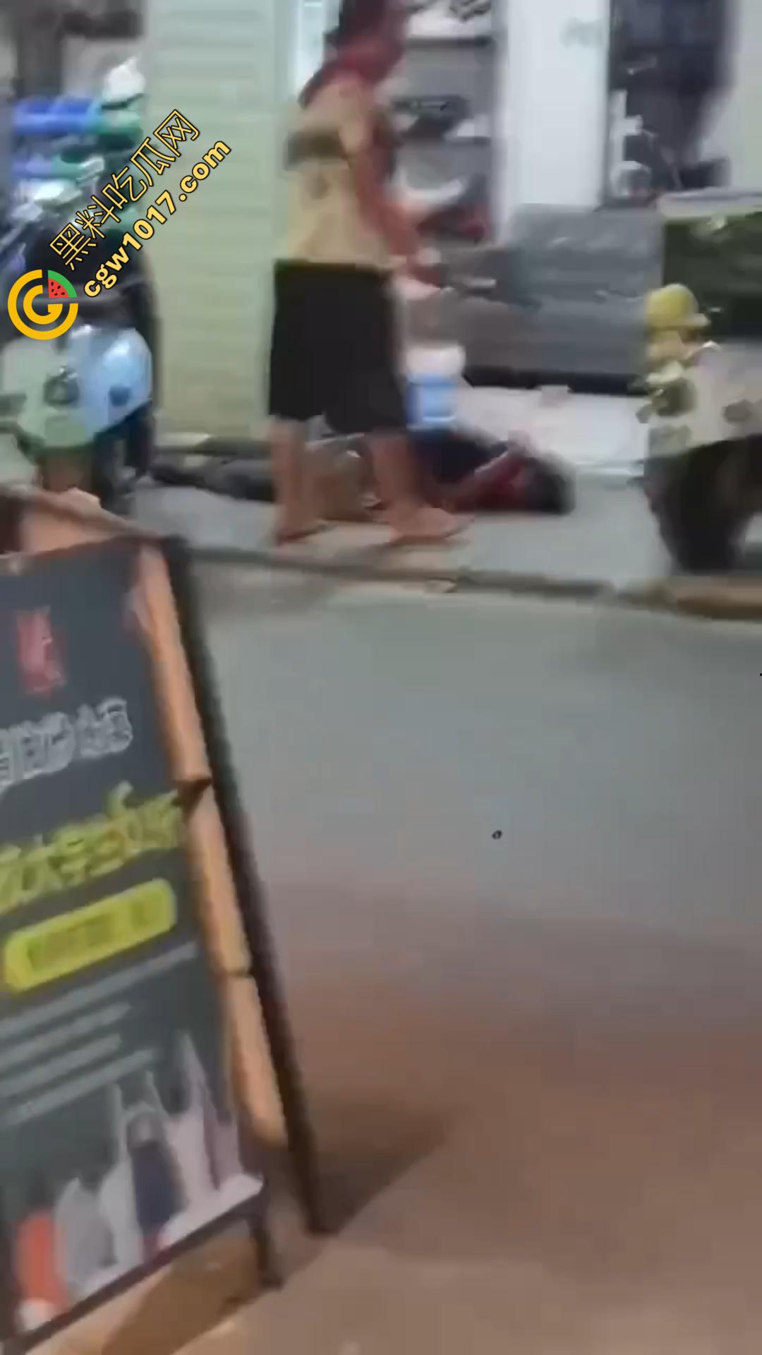 广西南宁骇人惨案!外卖骑手与商家发生口角 被其持刀疯砍当场死亡 现场血流成河毛骨悚然!