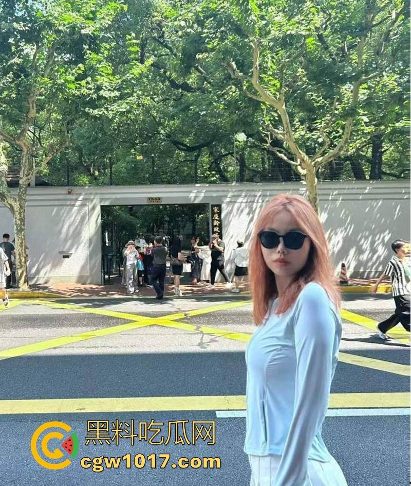 辽宁顶级母狗天天发信息求操,一天不操在哪狂叫,小穴被炮友操到外翻合不拢,颜值不高但胜在骚!