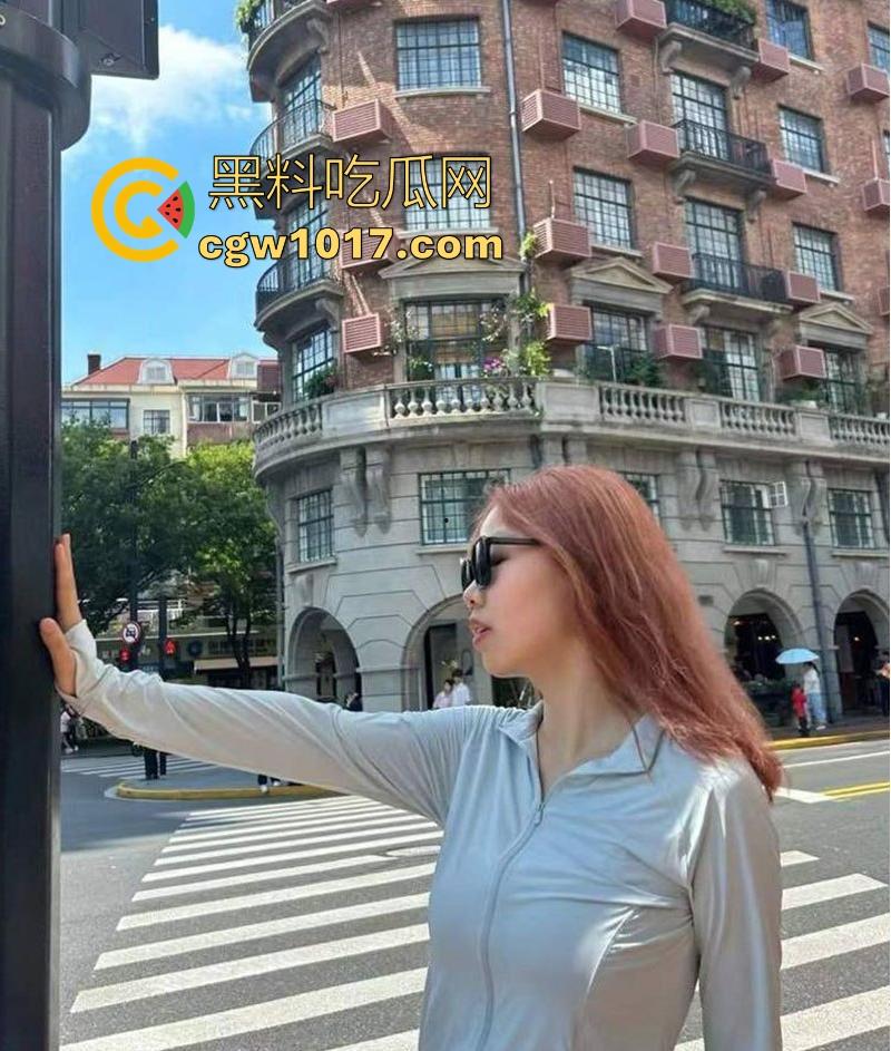 辽宁顶级母狗天天发信息求操,一天不操在哪狂叫,小穴被炮友操到外翻合不拢,颜值不高但胜在骚!