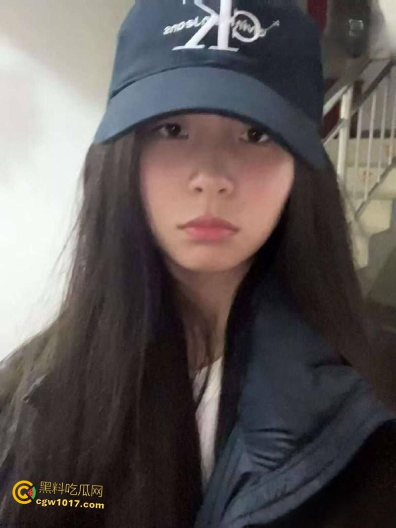 富二代约炮大神【fkabuto】,约炮荆州甜妹,极品反差妹出轨男友,穿着白色吊带被扛腿猛草,露脸深喉爽到揉奶!