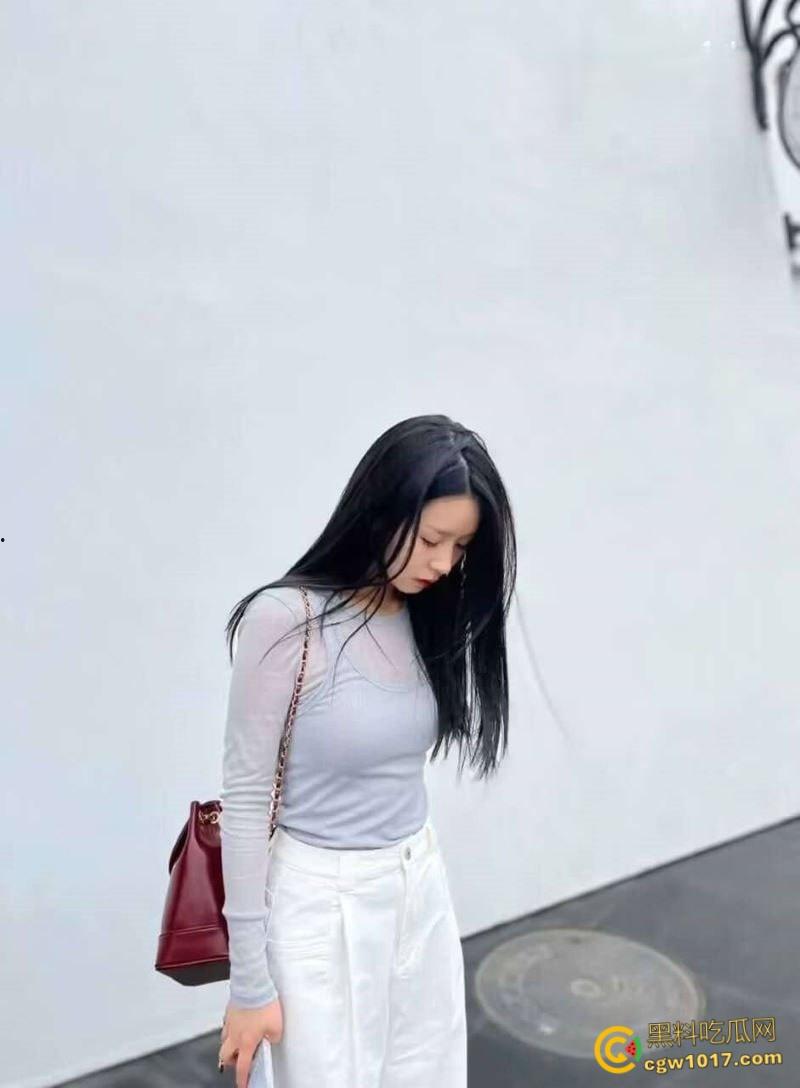 富二代约炮大神【fkabuto】，约炮荆州甜妹，极品反差妹出轨男友，穿着白色吊带被扛腿猛草，露脸深喉爽到揉奶！