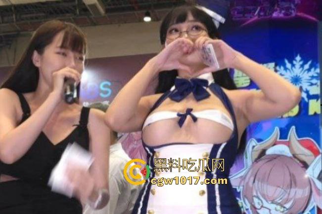 台北成人手游线下活动,建模女神跪地舌舔观众手指,弯腰递周边,曲线炸裂到观众尖叫,荷尔蒙拉满呀!