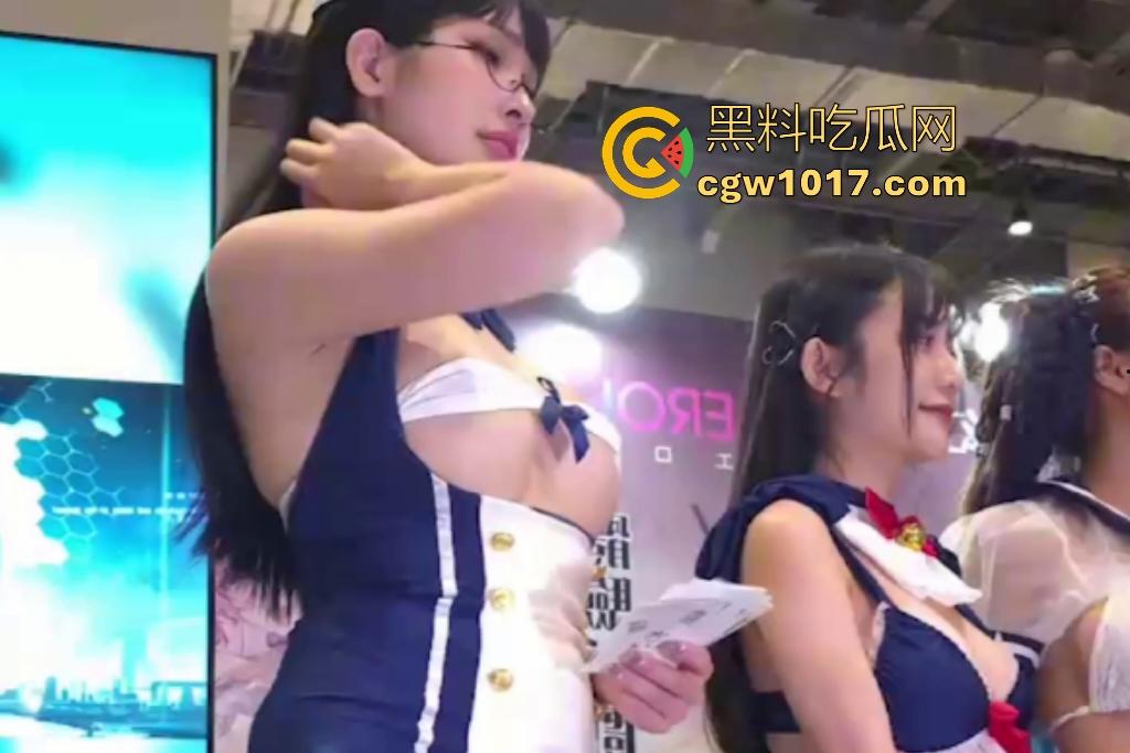 台北成人手游线下活动,建模女神跪地舌舔观众手指,弯腰递周边,曲线炸裂到观众尖叫,荷尔蒙拉满呀!