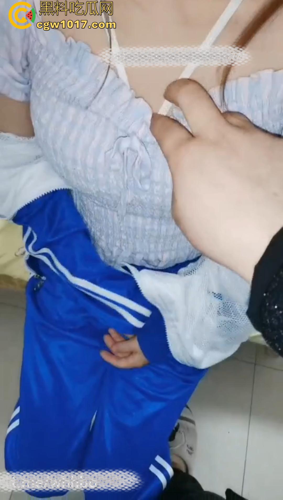 黄色主播花天价真实破处!高中巨乳妹子被开苞,插进去血流整个鸡巴上都是 妹子嗷嗷喊疼!