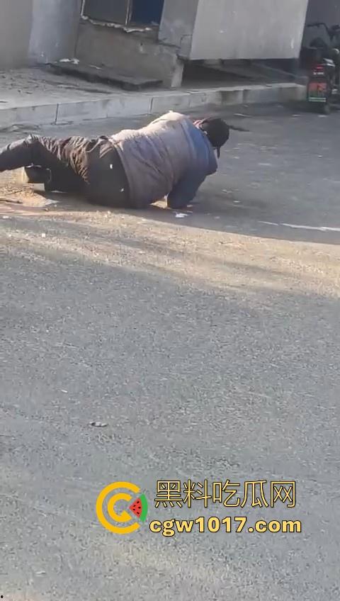 人狗街头大战！比特撕咬绝望老登，撕咬了一会主人拦开，狗子越想越气再次扑咬，不是路上这么多人就合着要这老头呗！