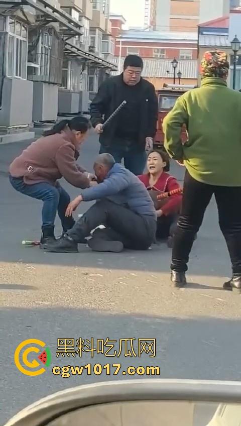 人狗街头大战！比特撕咬绝望老登，撕咬了一会主人拦开，狗子越想越气再次扑咬，不是路上这么多人就合着要这老头呗！