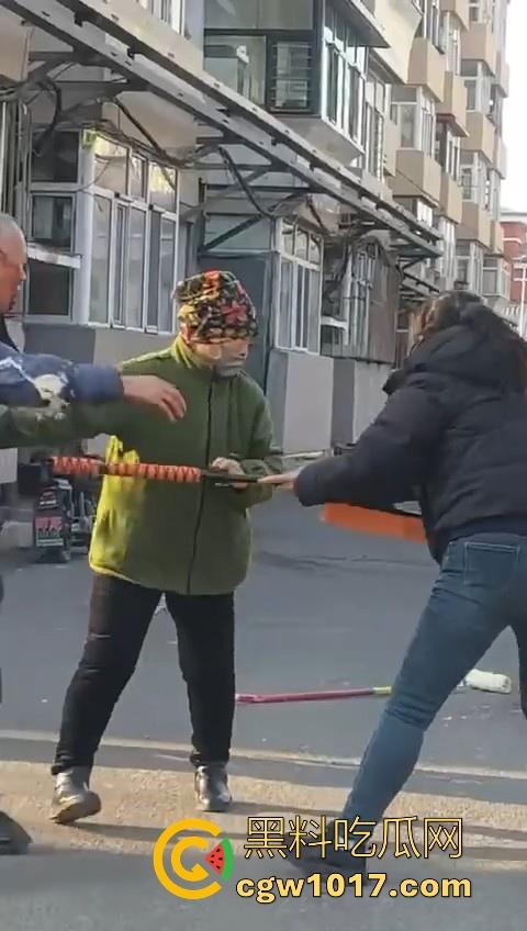 人狗街头大战！比特撕咬绝望老登，撕咬了一会主人拦开，狗子越想越气再次扑咬，不是路上这么多人就合着要这老头呗！