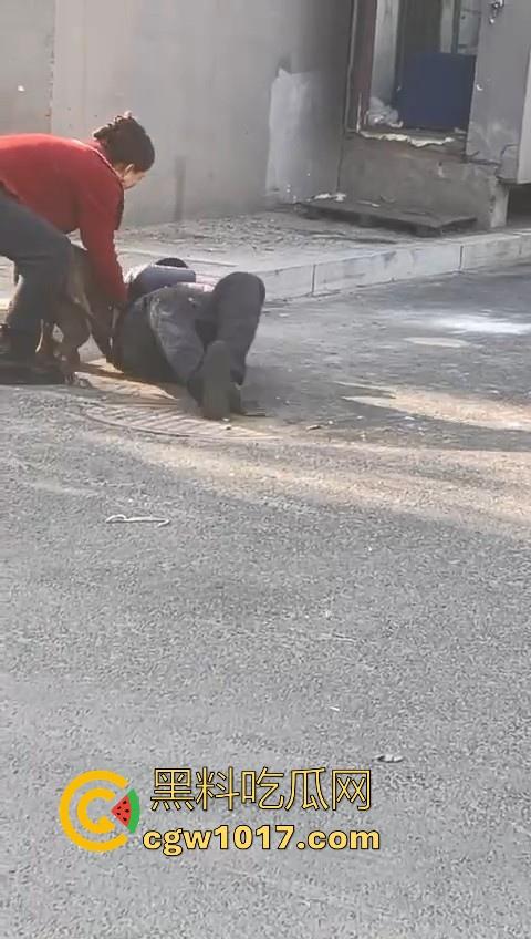 人狗街头大战!比特撕咬绝望老登,撕咬了一会主人拦开,狗子越想越气再次扑咬,不是路上这么多人就合着要这老头呗!