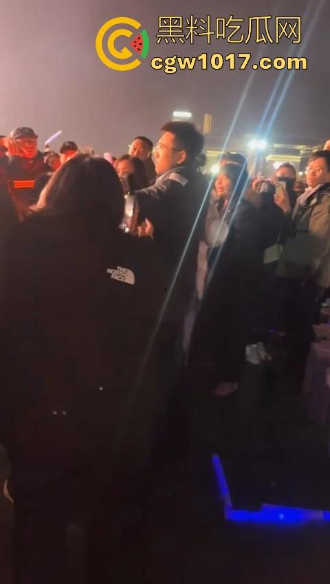 张韶涵演唱会粉丝大战,男粉大战小红书小仙女,疑似位置被抢而大打出手,偶像台上唱的火热,台下也打得火热!