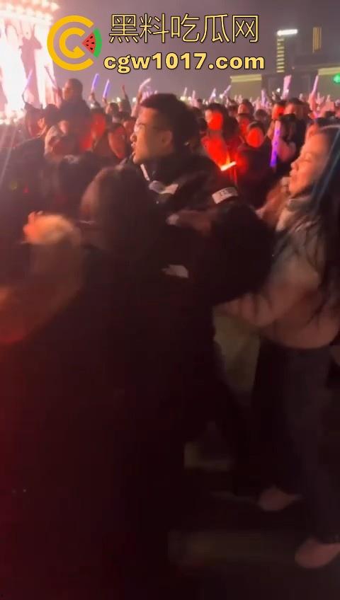 张韶涵演唱会粉丝大战,男粉大战小红书小仙女,疑似位置被抢而大打出手,偶像台上唱的火热,台下也打得火热!