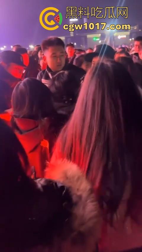 张韶涵演唱会粉丝大战,男粉大战小红书小仙女,疑似位置被抢而大打出手,偶像台上唱的火热,台下也打得火热!