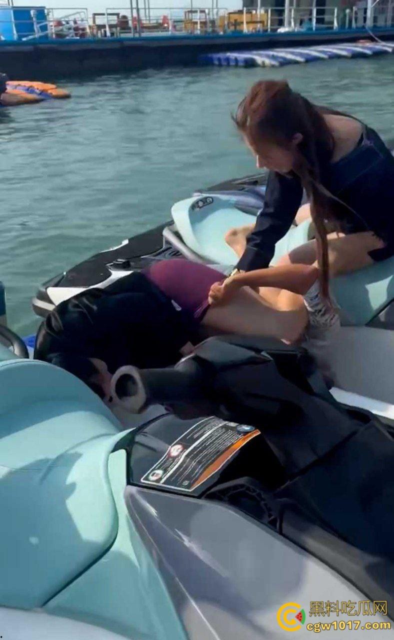 海南三亚钟情会所海边 ,黑衣女子当庭挑衅三女爆发冲突,头发一拽倒地就干,飞扑薅头堪比职业选手!