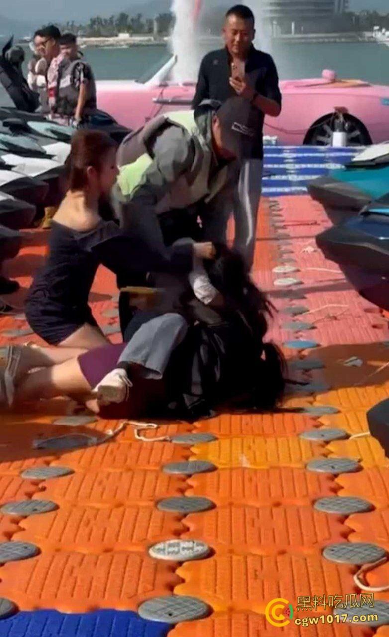 海南三亚钟情会所海边 ，黑衣女子当庭挑衅三女爆发冲突，头发一拽倒地就干，飞扑薅头堪比职业选手！