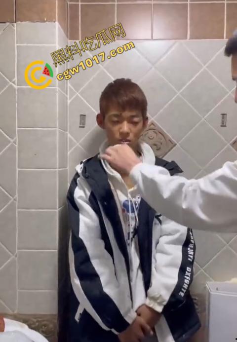 血腥慎点!社会混混残忍虐打小伙,马桶刷戳脸,铁管刺手,手背戳破血肉模糊,骨头暴露,惨不忍睹,令人心寒!