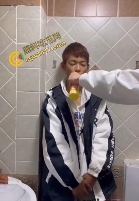 血腥慎点!社会混混残忍虐打小伙,马桶刷戳脸,铁管刺手,手背戳破血肉模糊,骨头暴露,惨不忍睹,令人心寒!