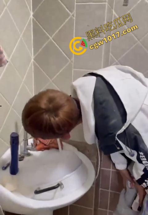 血腥慎点!社会混混残忍虐打小伙,马桶刷戳脸,铁管刺手,手背戳破血肉模糊,骨头暴露,惨不忍睹,令人心寒!