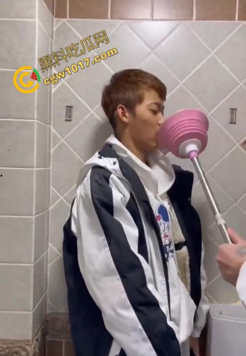 血腥慎点!社会混混残忍虐打小伙,马桶刷戳脸,铁管刺手,手背戳破血肉模糊,骨头暴露,惨不忍睹,令人心寒!