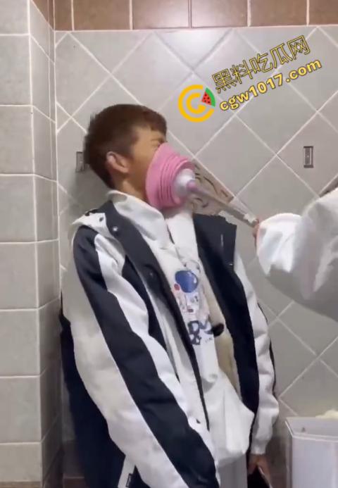 血腥慎点!社会混混残忍虐打小伙,马桶刷戳脸,铁管刺手,手背戳破血肉模糊,骨头暴露,惨不忍睹,令人心寒!