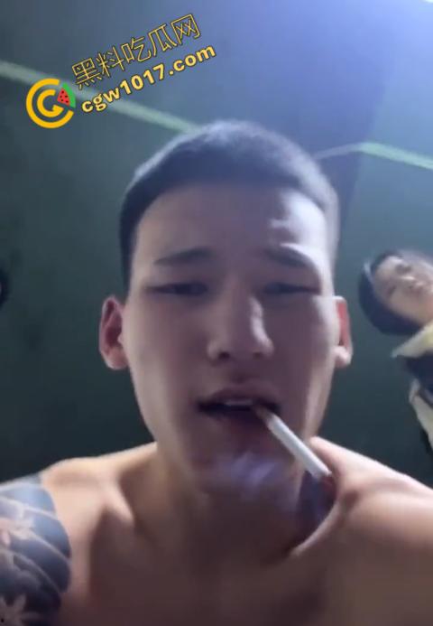 血腥慎点!社会混混残忍虐打小伙,马桶刷戳脸,铁管刺手,手背戳破血肉模糊,骨头暴露,惨不忍睹,令人心寒!