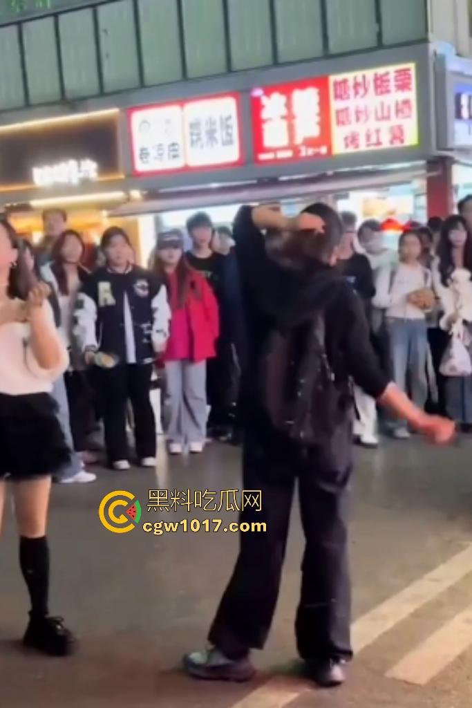 湖南大学城章鱼小丸子事件,两女子因出餐慢怒砸摊位,推倒七旬奶奶致脑梗,摊主儿子哭诉怒喷“泼妇蛮横”!