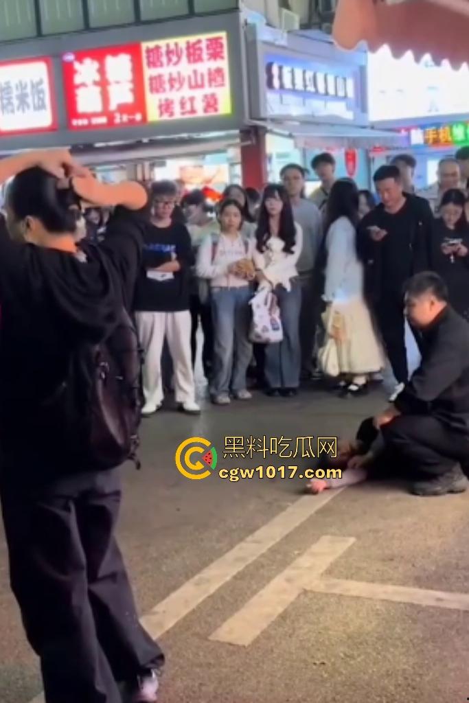 湖南大学城章鱼小丸子事件,两女子因出餐慢怒砸摊位,推倒七旬奶奶致脑梗,摊主儿子哭诉怒喷“泼妇蛮横”!