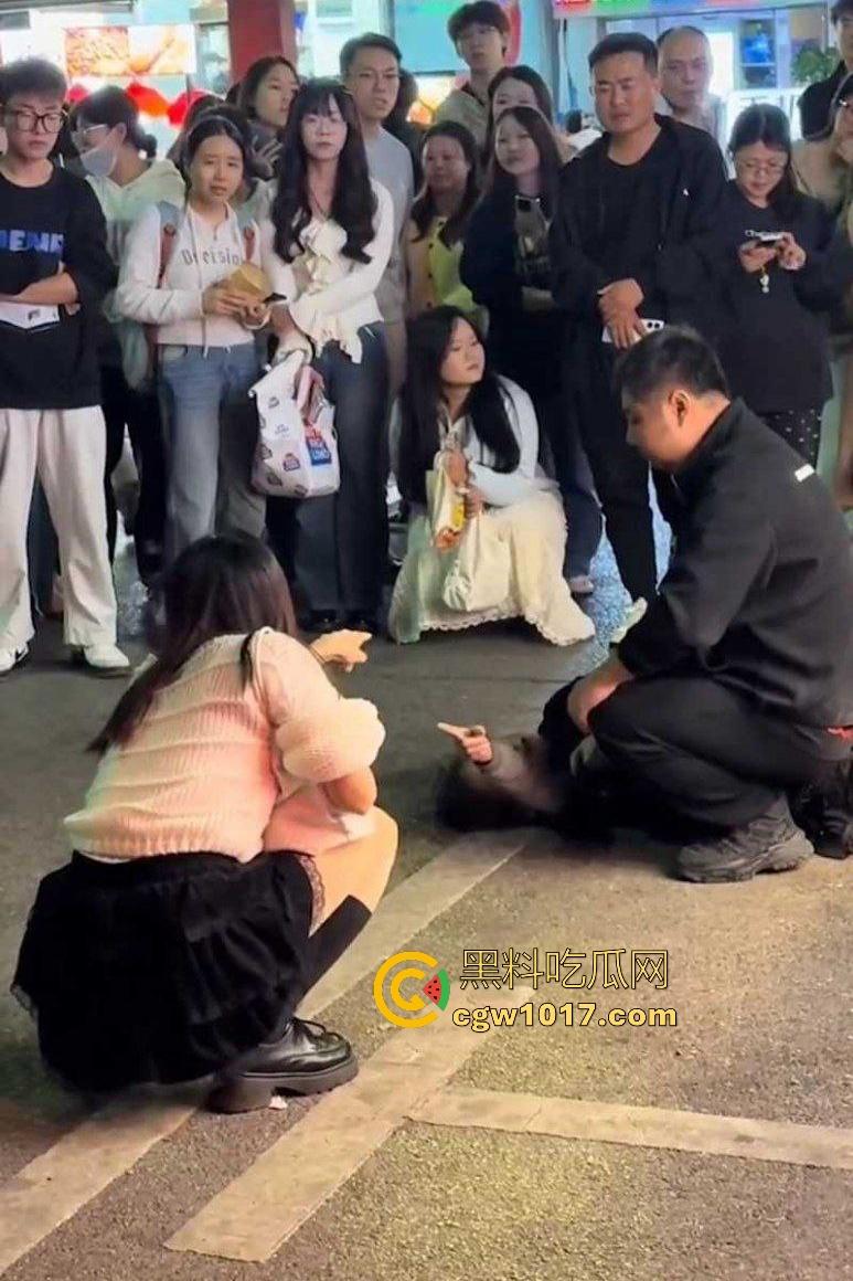 湖南大学城章鱼小丸子事件,两女子因出餐慢怒砸摊位,推倒七旬奶奶致脑梗,摊主儿子哭诉怒喷“泼妇蛮横”!