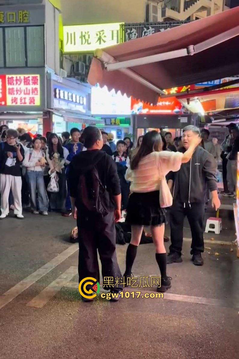 湖南大学城章鱼小丸子事件,两女子因出餐慢怒砸摊位,推倒七旬奶奶致脑梗,摊主儿子哭诉怒喷“泼妇蛮横”!