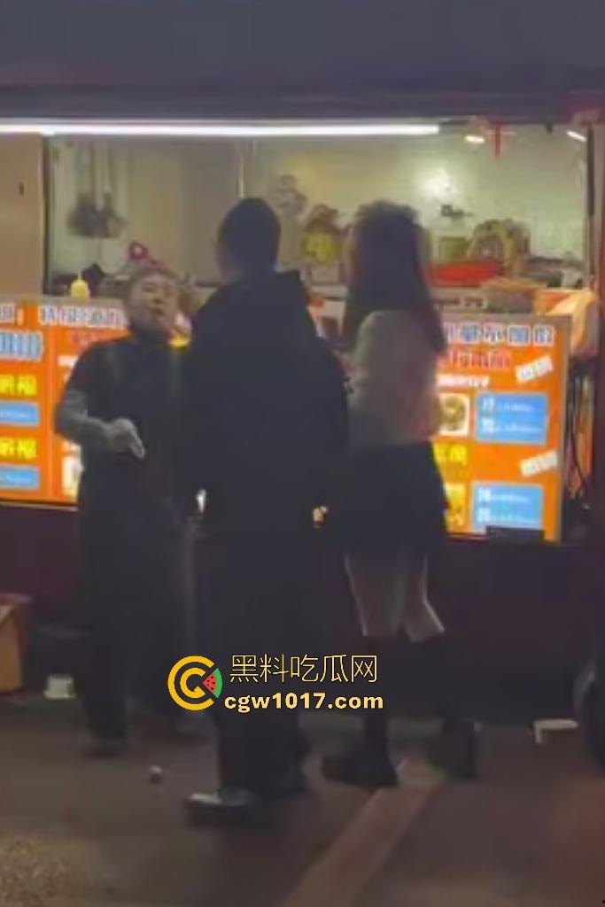 湖南大学城章鱼小丸子事件,两女子因出餐慢怒砸摊位,推倒七旬奶奶致脑梗,摊主儿子哭诉怒喷“泼妇蛮横”!